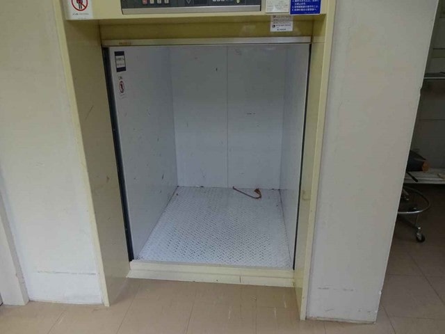 荷物用リフトになります。