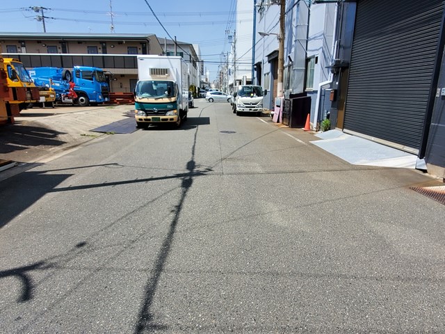 前面道路は少し広めです。