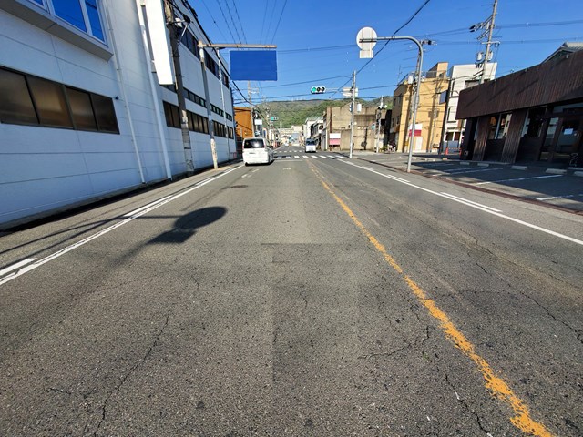 交差点のすぐ近くです。