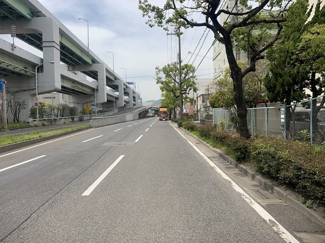 片側三車線道路になります。