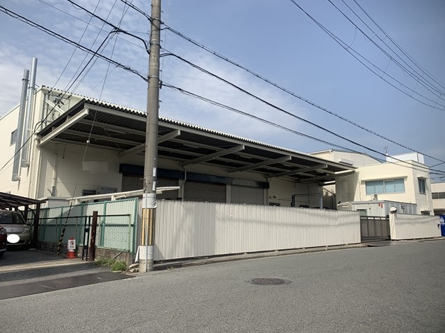 大きい庇がある物件になります。