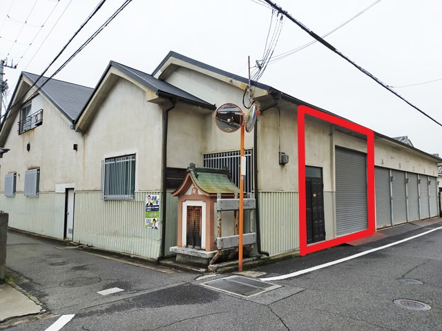 赤く囲った部分が賃貸部分の入口になります。