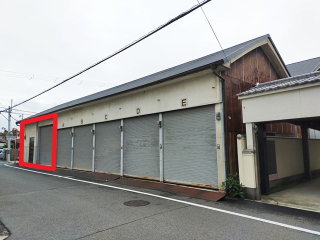 賃貸部分外のシャッターはガレージになっております。