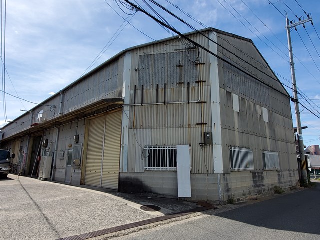 連棟倉庫の一番端です。