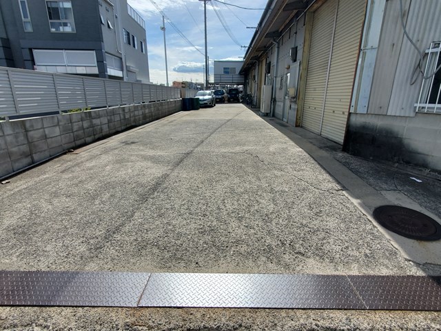 前面空地は共有になります。