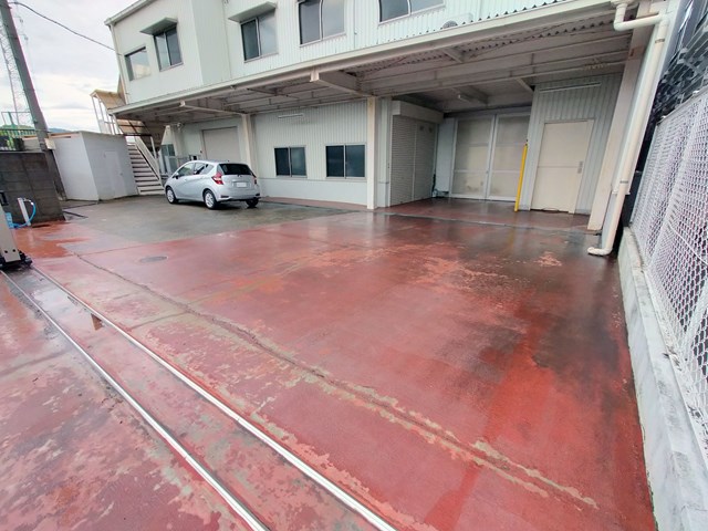 前面空地がありますので、荷捌き場や駐車スペースにご利用頂けます。