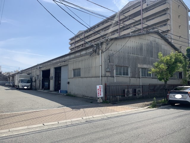 連棟の倉庫・工場になります。