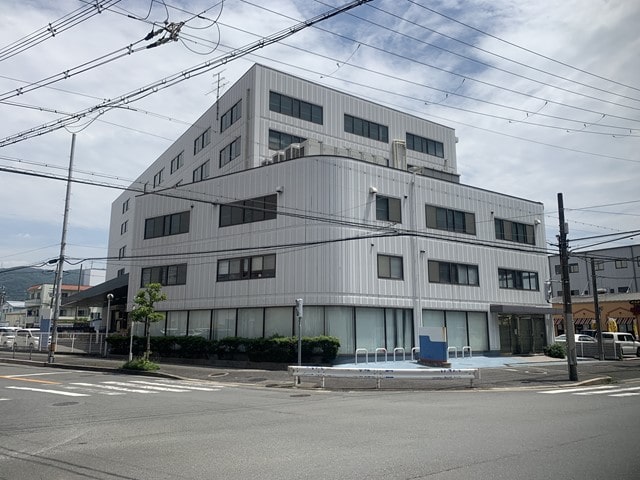 幹線道路沿いの角地倉庫・事務所です。