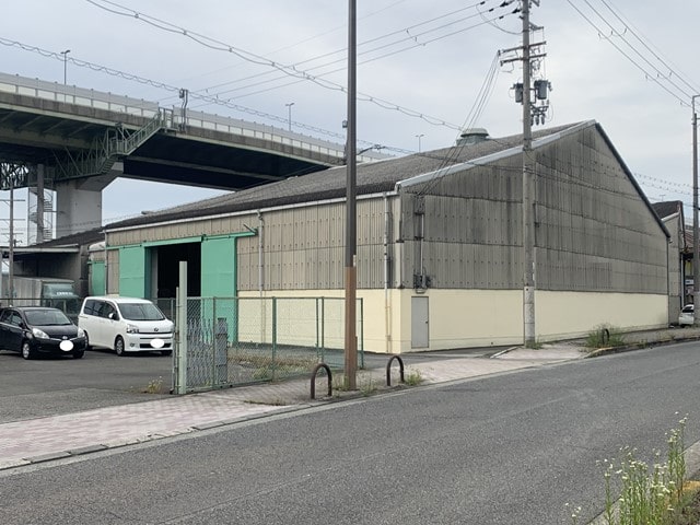 賃貸部分は手前の倉庫になります。