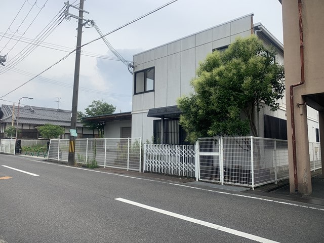 事務所用の出入口あります。