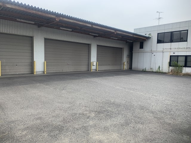 2ｔ車約3台の駐車は可能です。