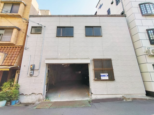 手前に２階部分があり、奥は平屋の倉庫になっております。