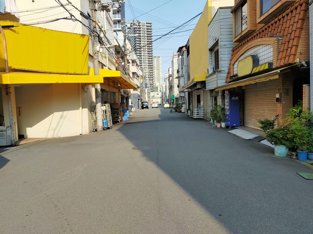 スーパーマーケットが近いです。