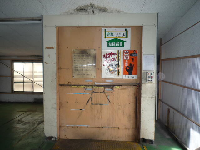 荷物用リフトになります。