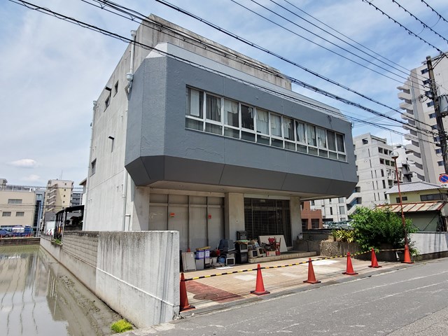 大阪メトロ御堂筋線【江坂】駅から徒歩８分です。