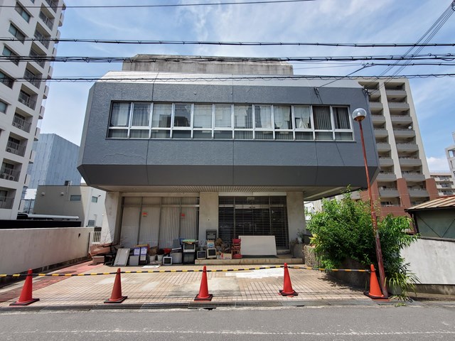 荷物用リフト(部品交換必要)あります。