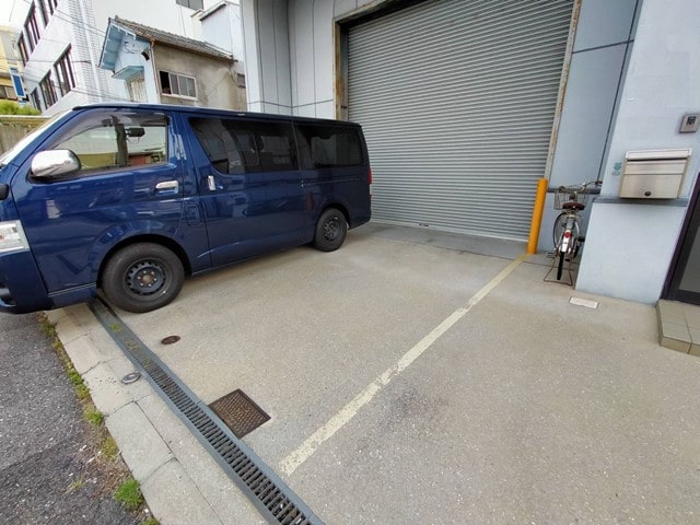 乗用車2台駐車可能です。