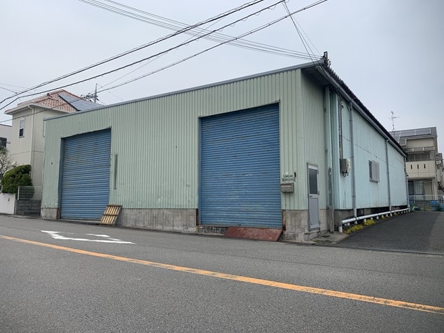 右側のシャッターに段差があります。