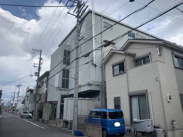 近隣に民家があります。