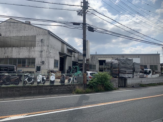 工場部分は平屋建2棟あります。
