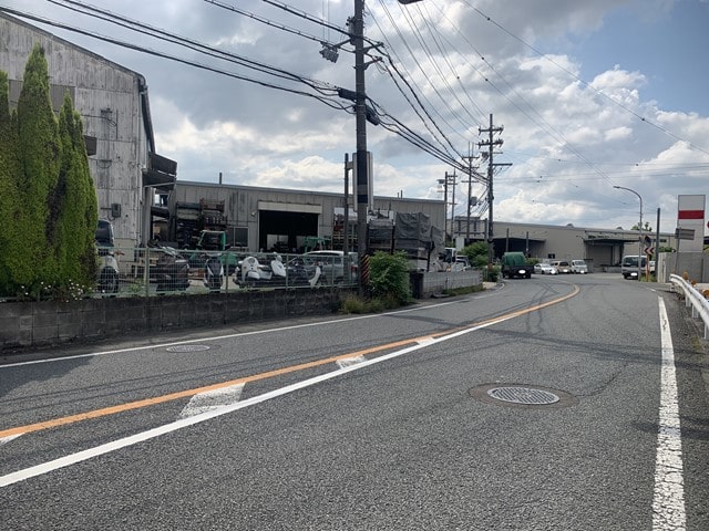 前面道路は大型車通行可能です。