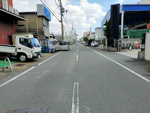 共有通路から出た後の道路です。