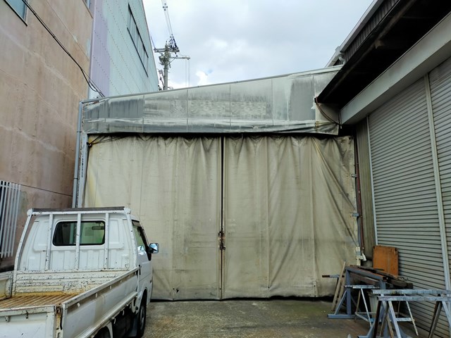 このテント部分の横に倉庫が御座います。
