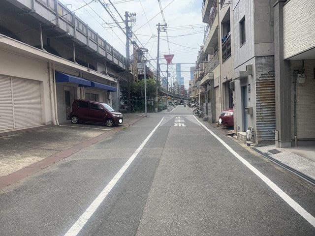 近隣に民家があります。