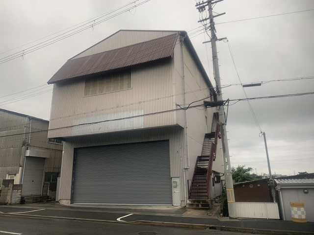 外部に階段があります。
