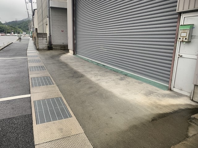 前面に軽自動車1台駐車出来ます。