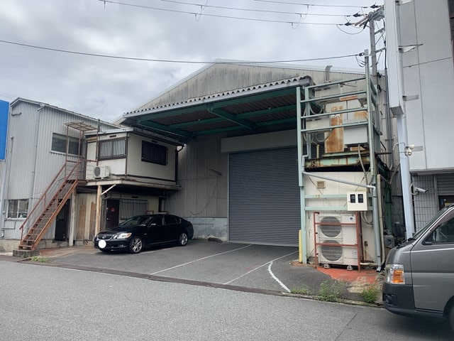2階建プレハブは撤去予定です。