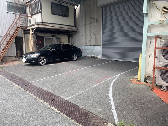 乗用車1～2台駐車可能です。