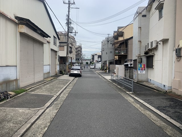 近隣に民家があります。