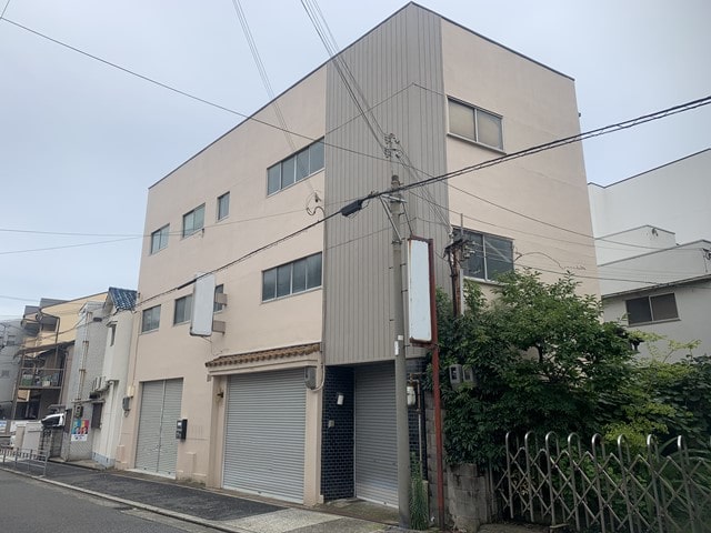 L型の倉庫になります。