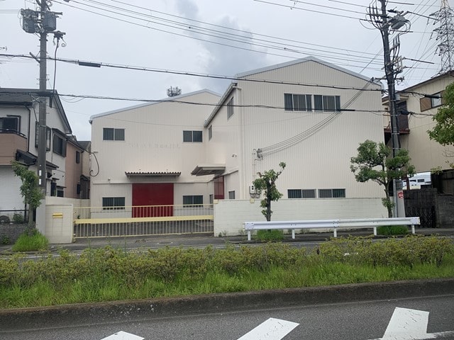 荷物用リフト1基あります。