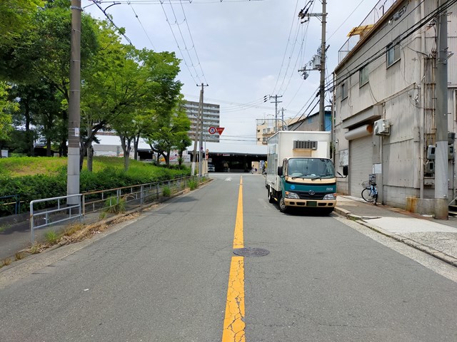 共有通路を出てすぐの道路です。