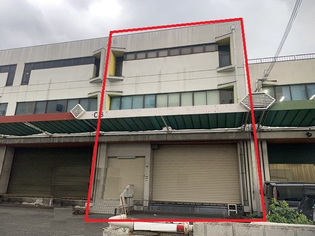 2階に荷物運搬用にベルトコンベアーあります。