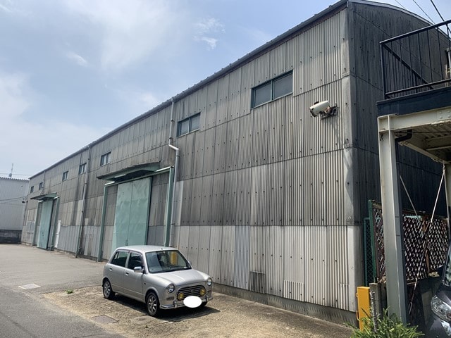 横長の倉庫です。