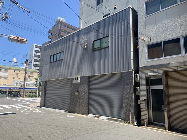 近隣にコンビニエンスストアがあります。