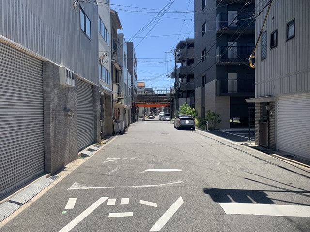 近隣に民家があります。