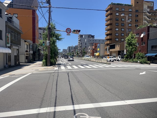 幹線道路沿いになります。