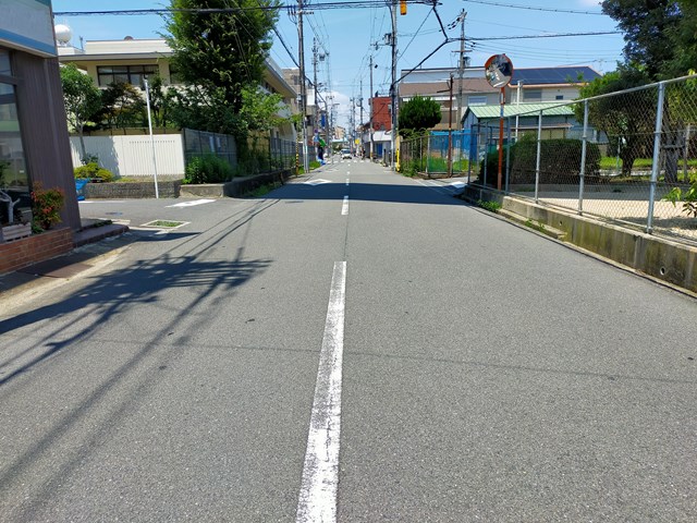 目の前に公園があります。