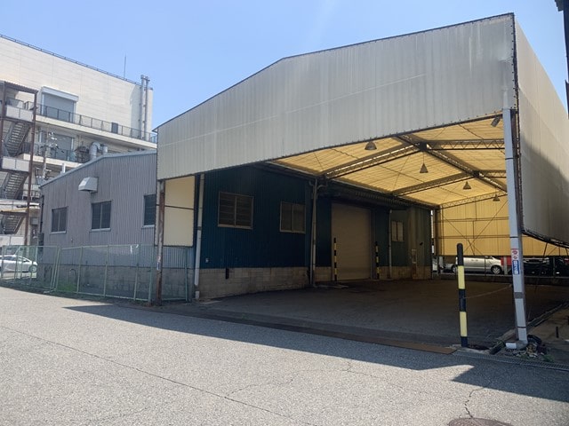 空地部分にテント屋根があります。
