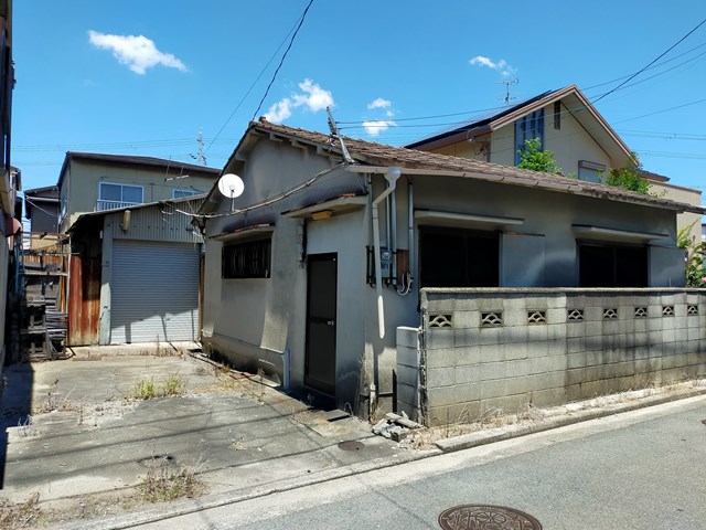 手前の建物は解体します。