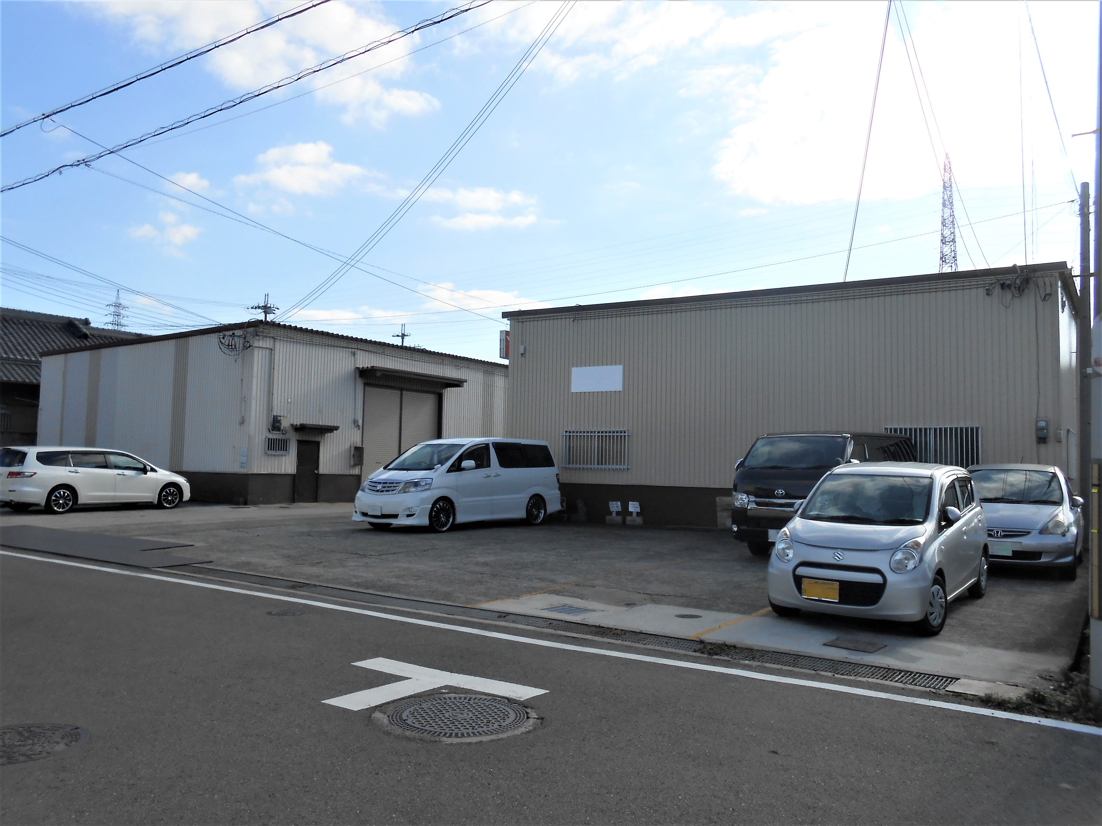 トイレ付き、駐車スペース有ります。