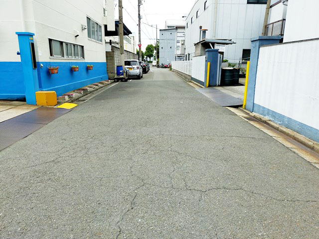 前面道路になります。