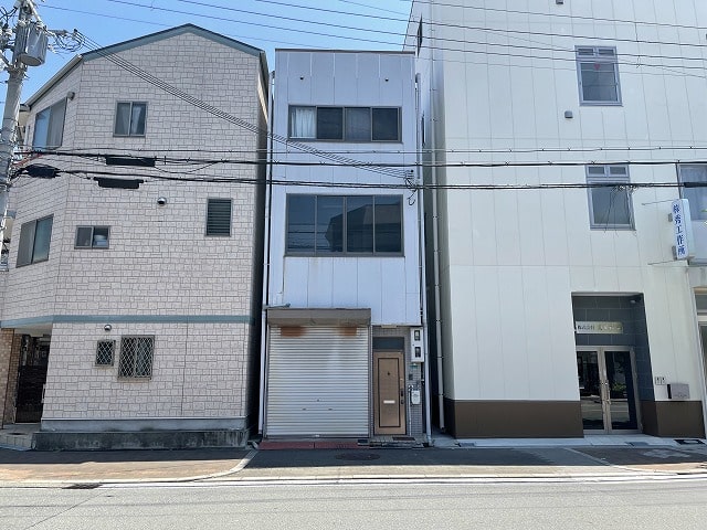 細い３階建て倉庫