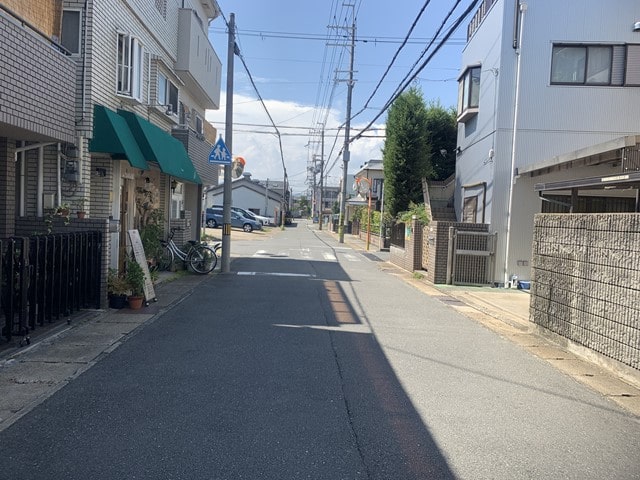 近隣に民家があります。