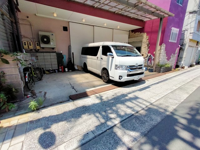 １階倉庫部分の前面に駐車スペースがあります。