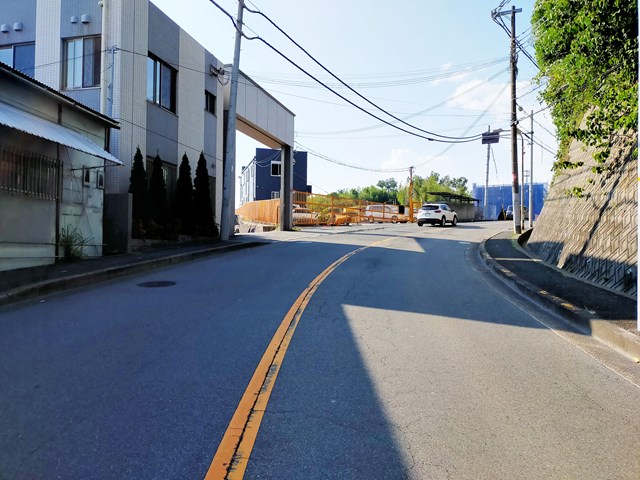 前面道路は坂道になっております。